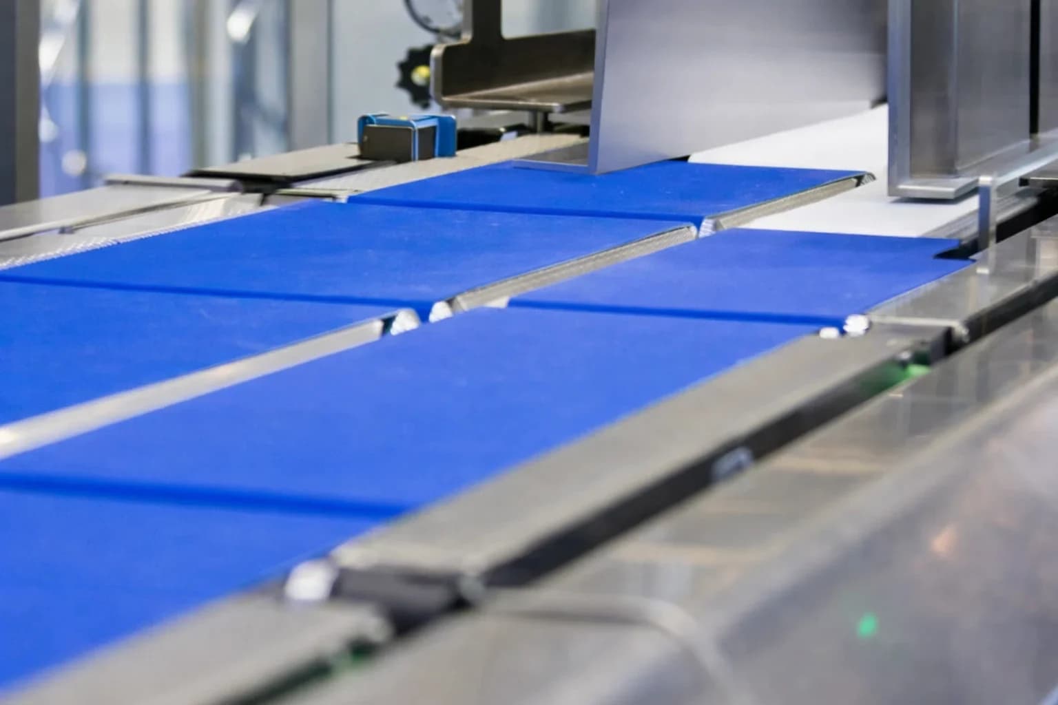 Линия для мясопереработки с конвейерной лентой